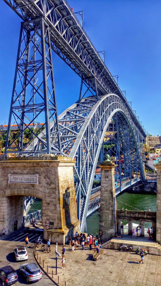 Oporto el Puente Luis I, la Torre Eiffel tumbada